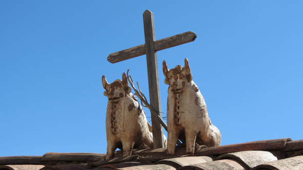 Photo of Pucara bulls on a roof.